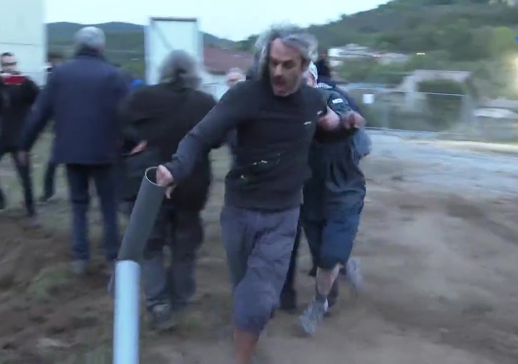 Protestas por una nueva iglesia, la entrada de una monja a un manifestante se vuelve viral