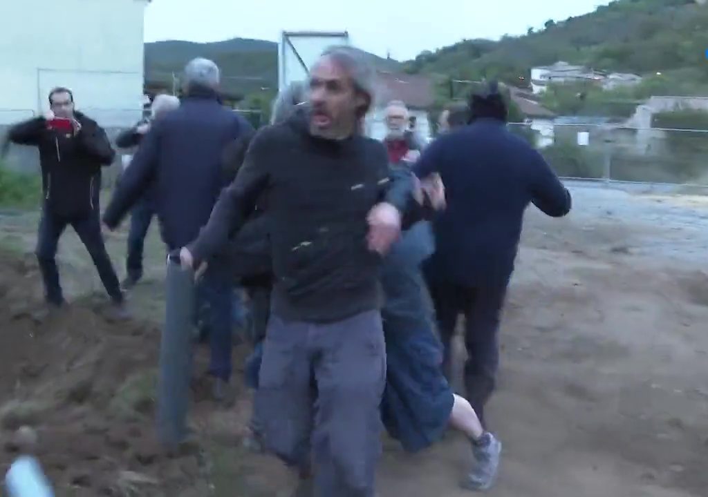 Protestas por una nueva iglesia, la entrada de una monja a un manifestante se vuelve viral