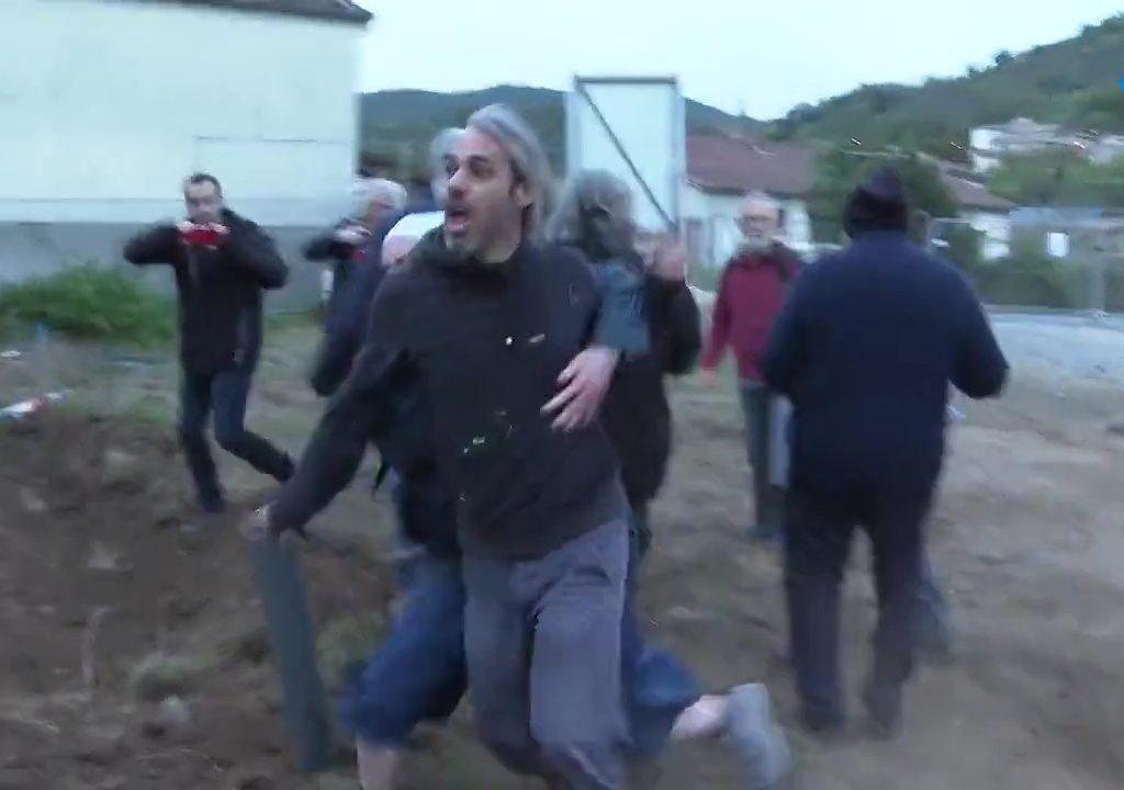 Protestas por una nueva iglesia, la entrada de una monja a un manifestante se vuelve viral