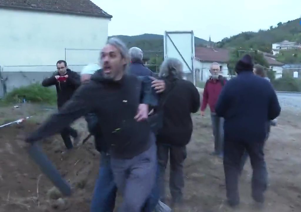 Protestas por una nueva iglesia, la entrada de una monja a un manifestante se vuelve viral