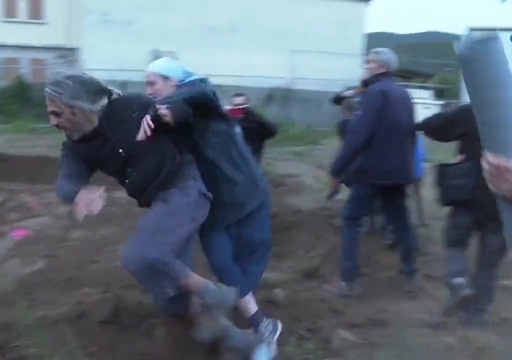 Protestas por una nueva iglesia, la entrada de una monja a un manifestante se vuelve viral