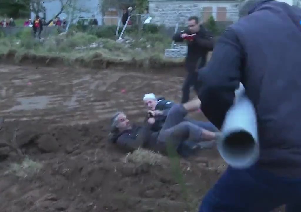 Protestas por una nueva iglesia, la entrada de una monja a un manifestante se vuelve viral