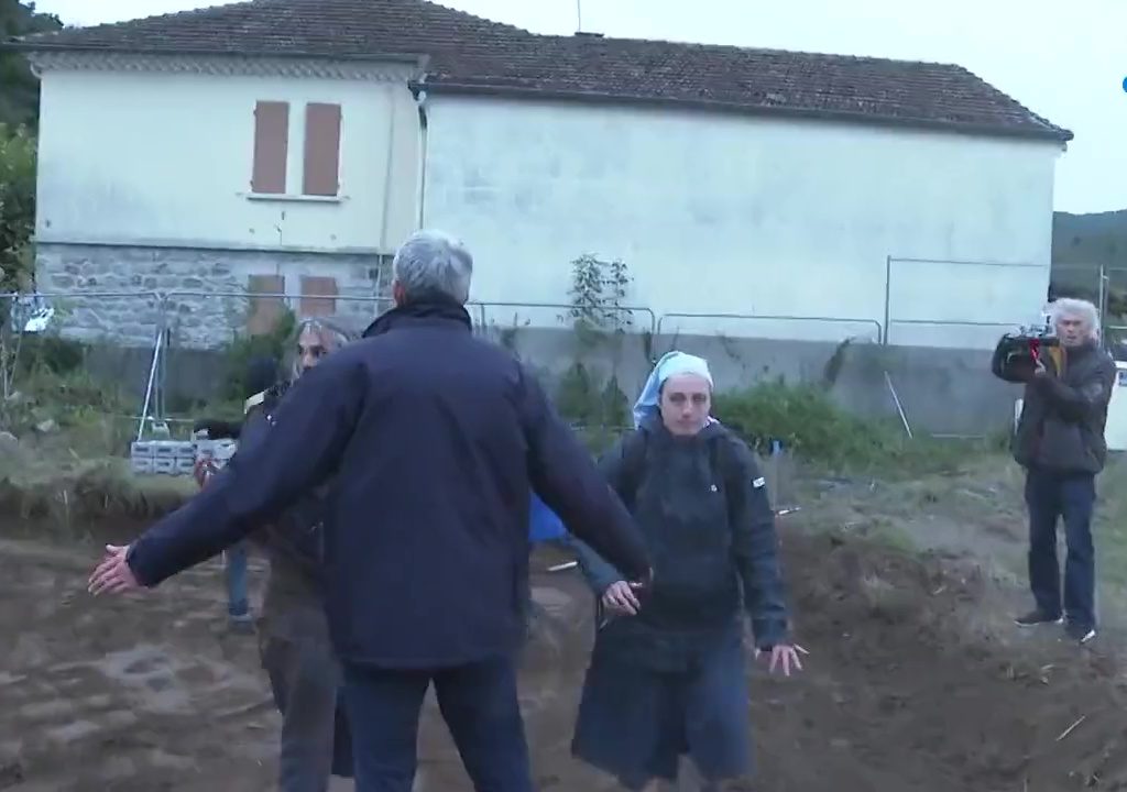 Manifestations pour une nouvelle église, le tacle d'une religieuse à un manifestant est viral