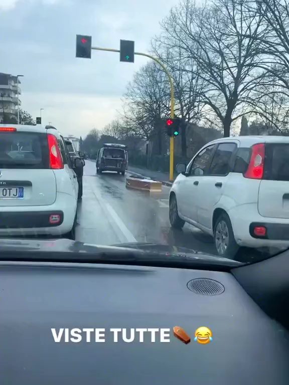 Leichenwagen verliert Sarg, virales Video auf TikTok