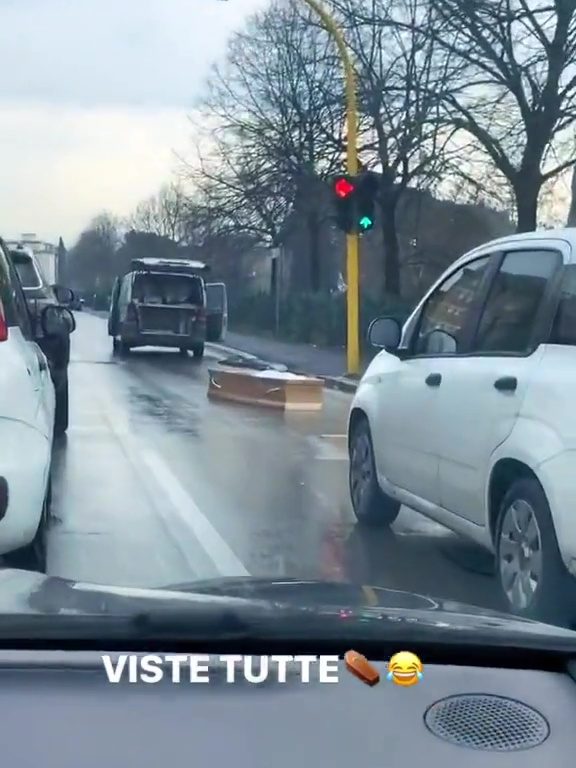 Carro funebre perde bara, video virale su TikTok