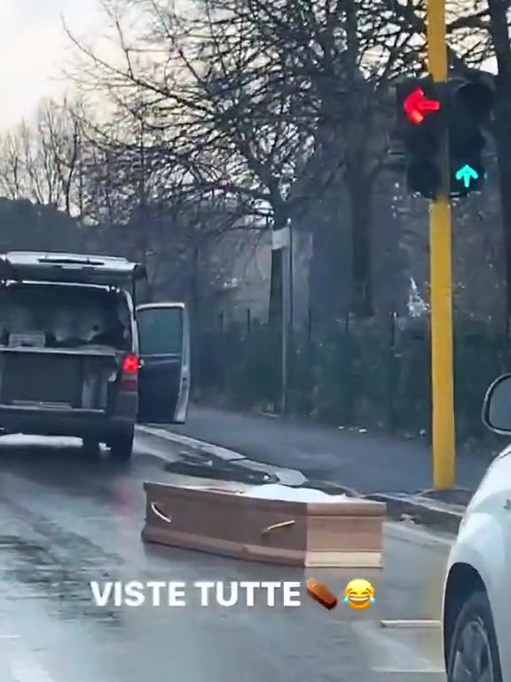 Leichenwagen verliert Sarg, virales Video auf TikTok