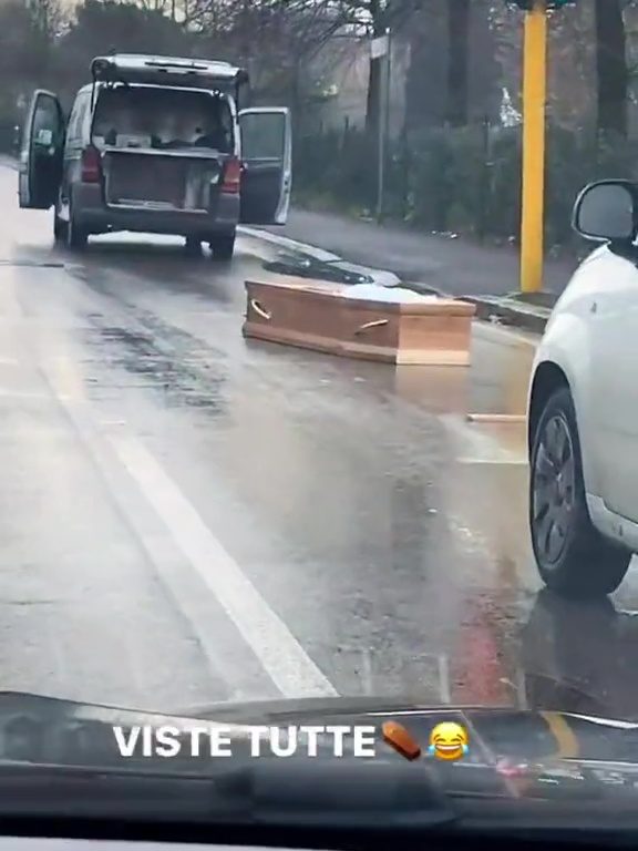 Carro funebre perde bara, video virale su TikTok