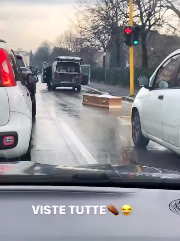 Leichenwagen verliert Sarg, virales Video auf TikTok