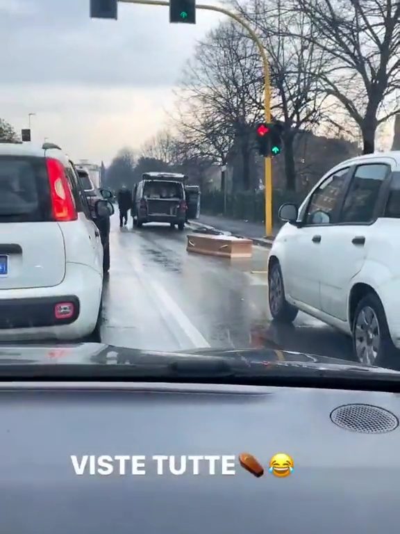 Leichenwagen verliert Sarg, virales Video auf TikTok