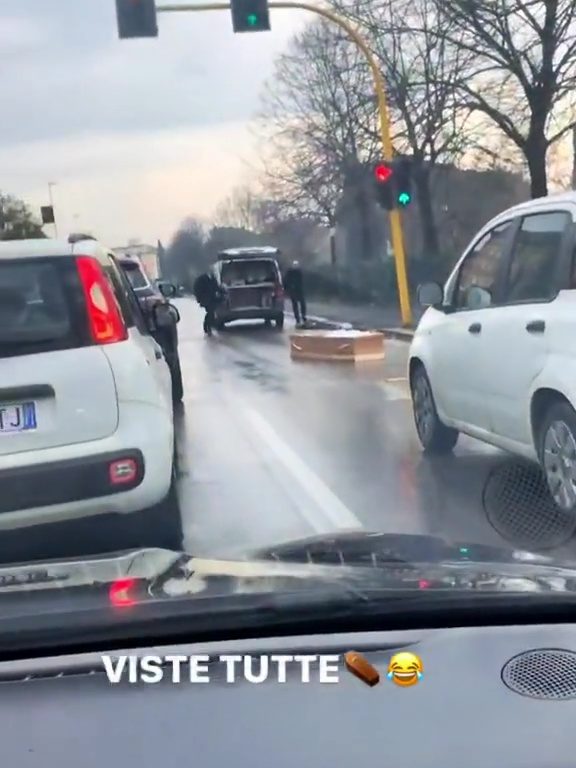 Carro funebre perde bara, video virale su TikTok