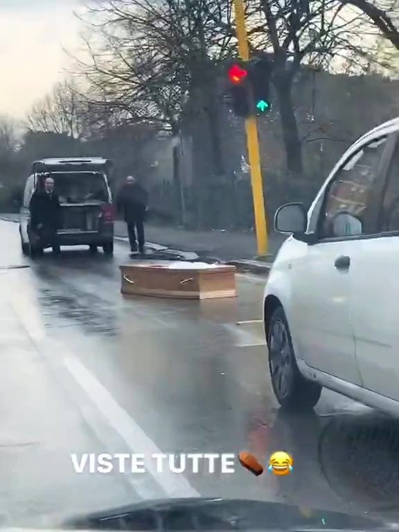 Coche fúnebre pierde ataúd, video viral en TikTok