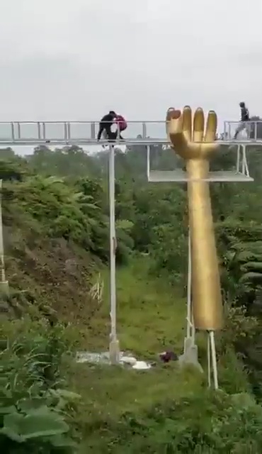 Ponte di vetro turistico esplode: donna precipita e muore