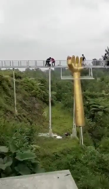 Ponte di vetro turistico esplode: donna precipita e muore