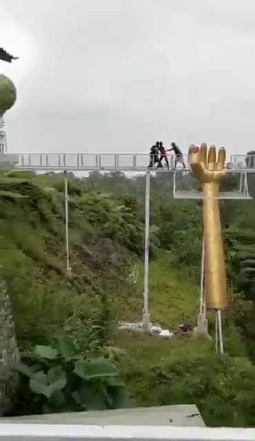 Ponte di vetro turistico esplode: donna precipita e muore