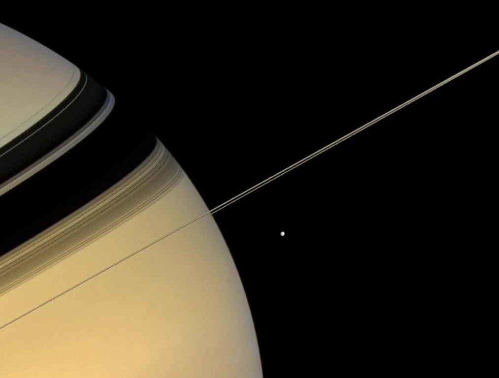 Gli anelli di Saturno stanno per scomparire: la Nasa spiega il fenomeno