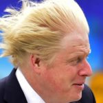 Boris Johnson, follia durante la pandemia: uccidiamo il Covid col phon nel naso