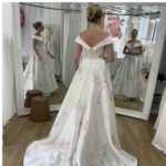 Prova il vestito da sposa e il riflesso dello specchio è terrorizzante: ecco cosa si vede