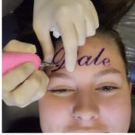 Ragazza si fa tatuare nome del fidanzato in fronte (ma in realtà svela il trucco)