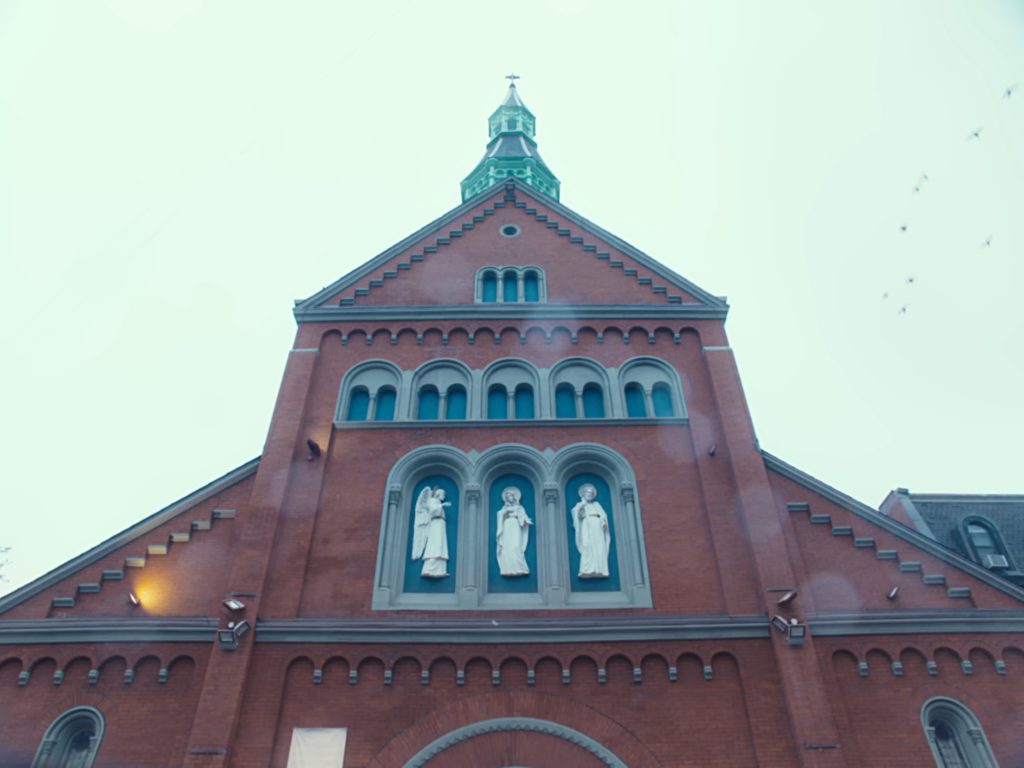 Chanteur à moitié nu dans une église, un prêtre viré