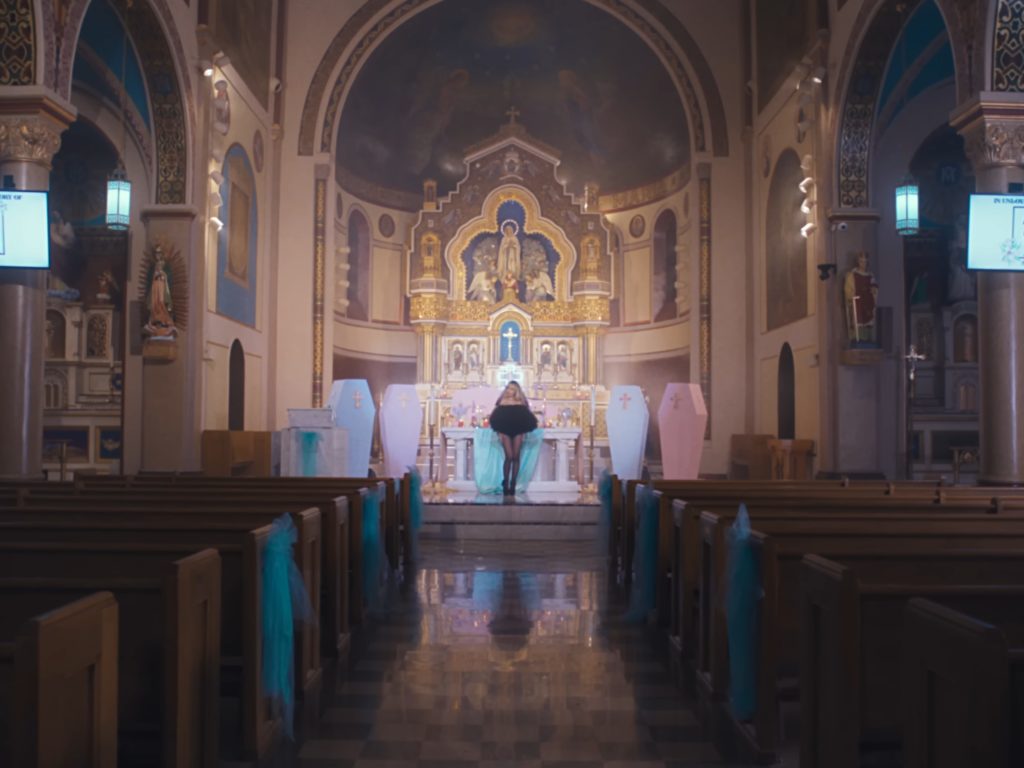 Chanteur à moitié nu dans une église, un prêtre viré