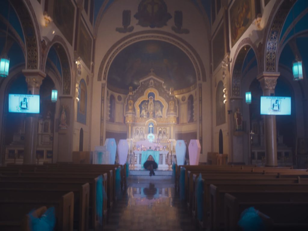 Chanteur à moitié nu dans une église, un prêtre viré