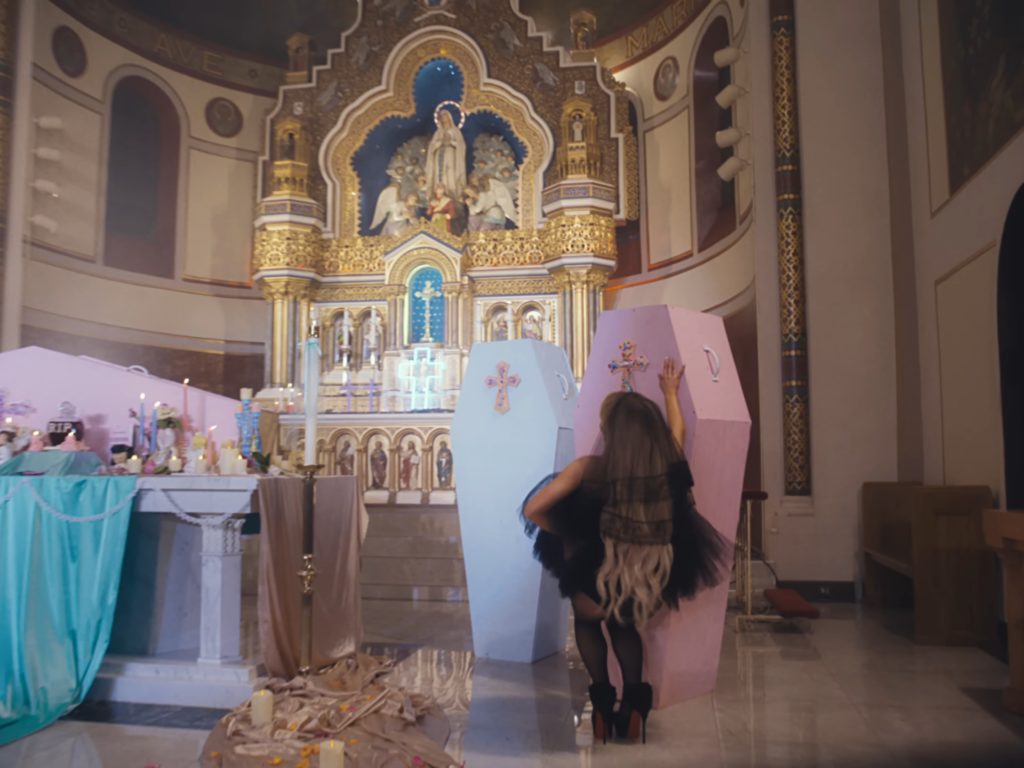 Chanteur à moitié nu dans une église, un prêtre viré