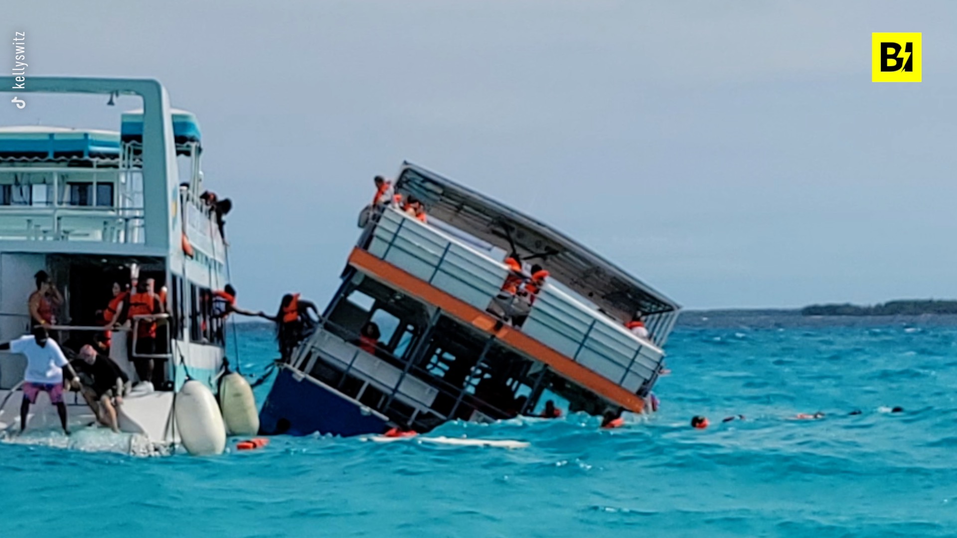 Bahamas, un pasajero filma mientras el barco se hunde