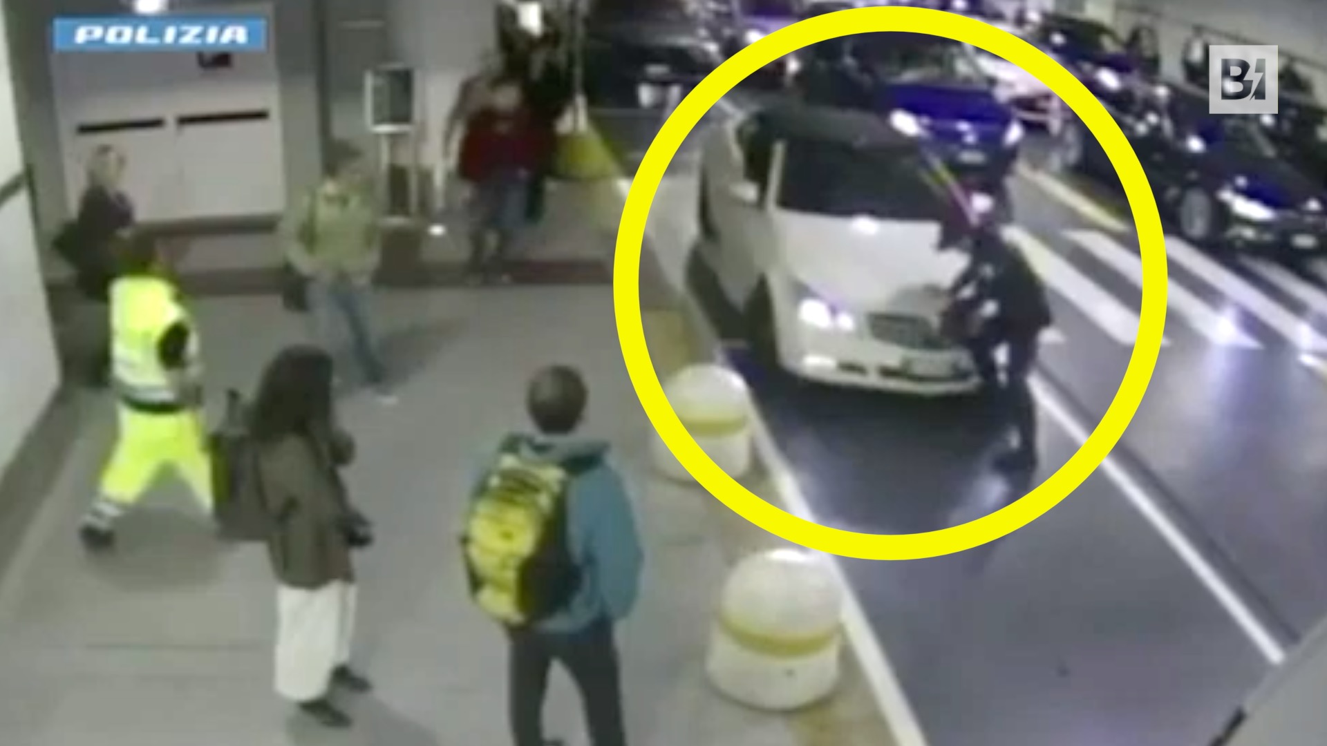 Bolonia, atropella a un guardia de seguridad que le había regañado:…