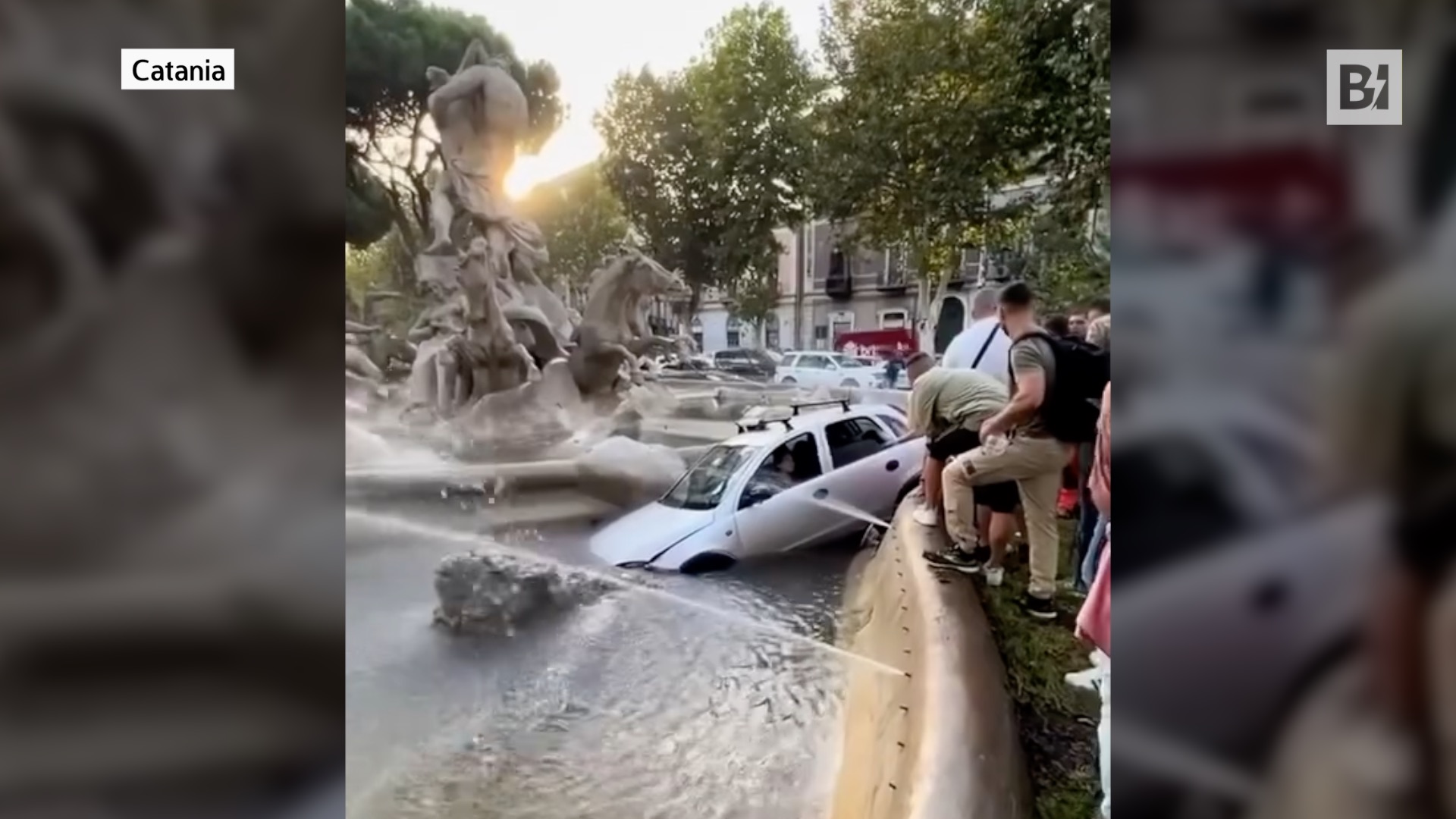 Catania, termina con el coche dentro de la fuente de…