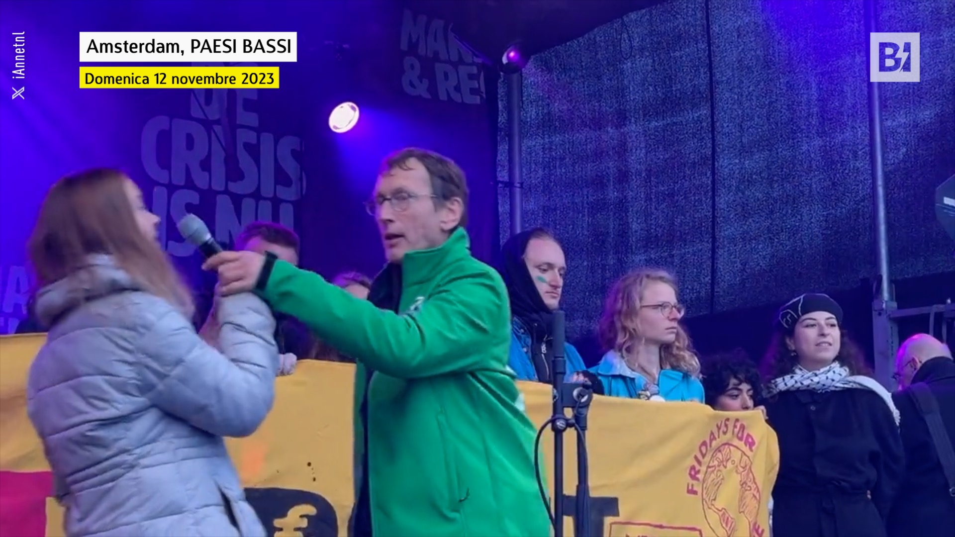 A Greta Thunberg un hombre le arrebata el micrófono:…