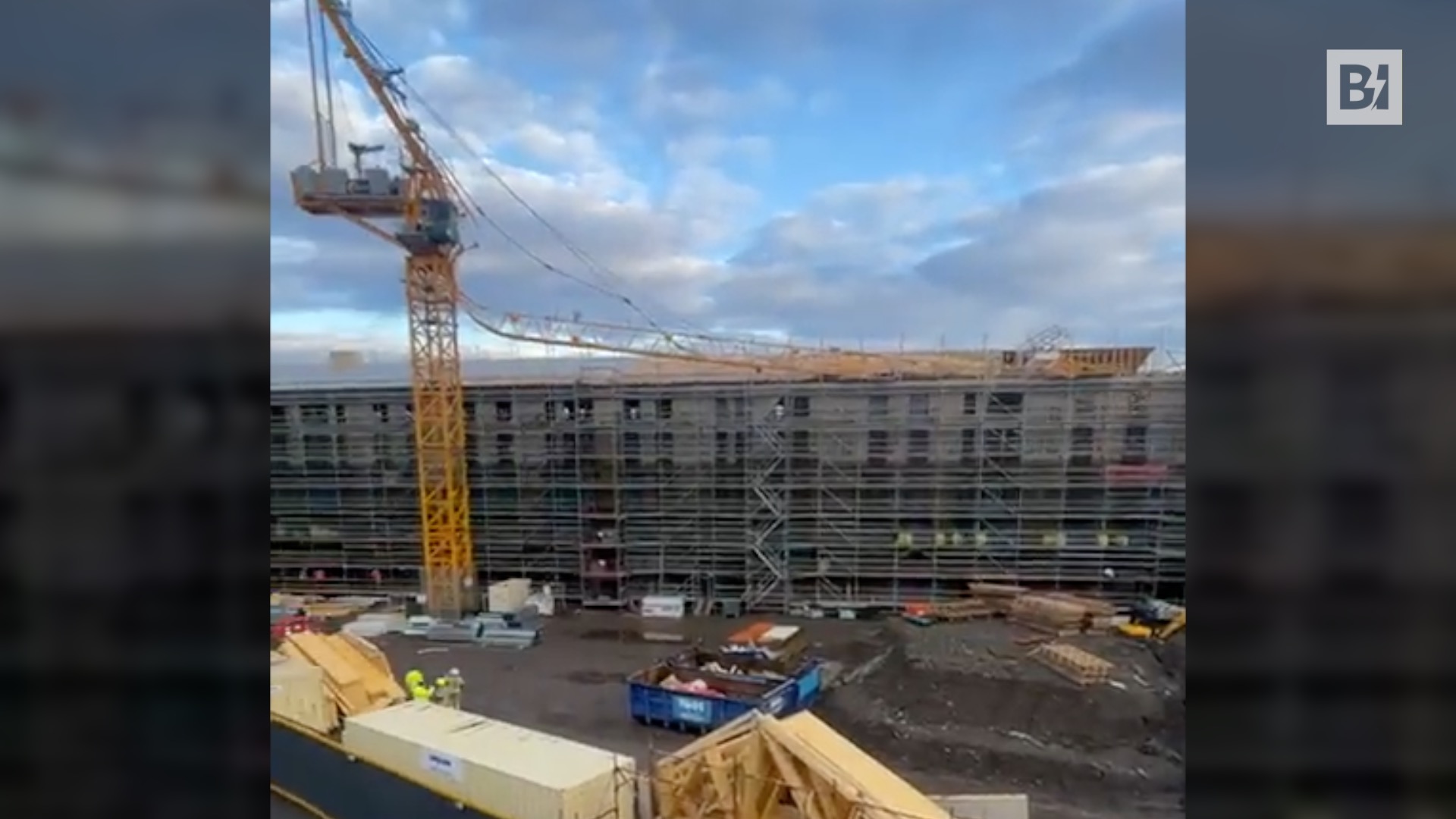 Una grúa se estrella contra un apartamento en…