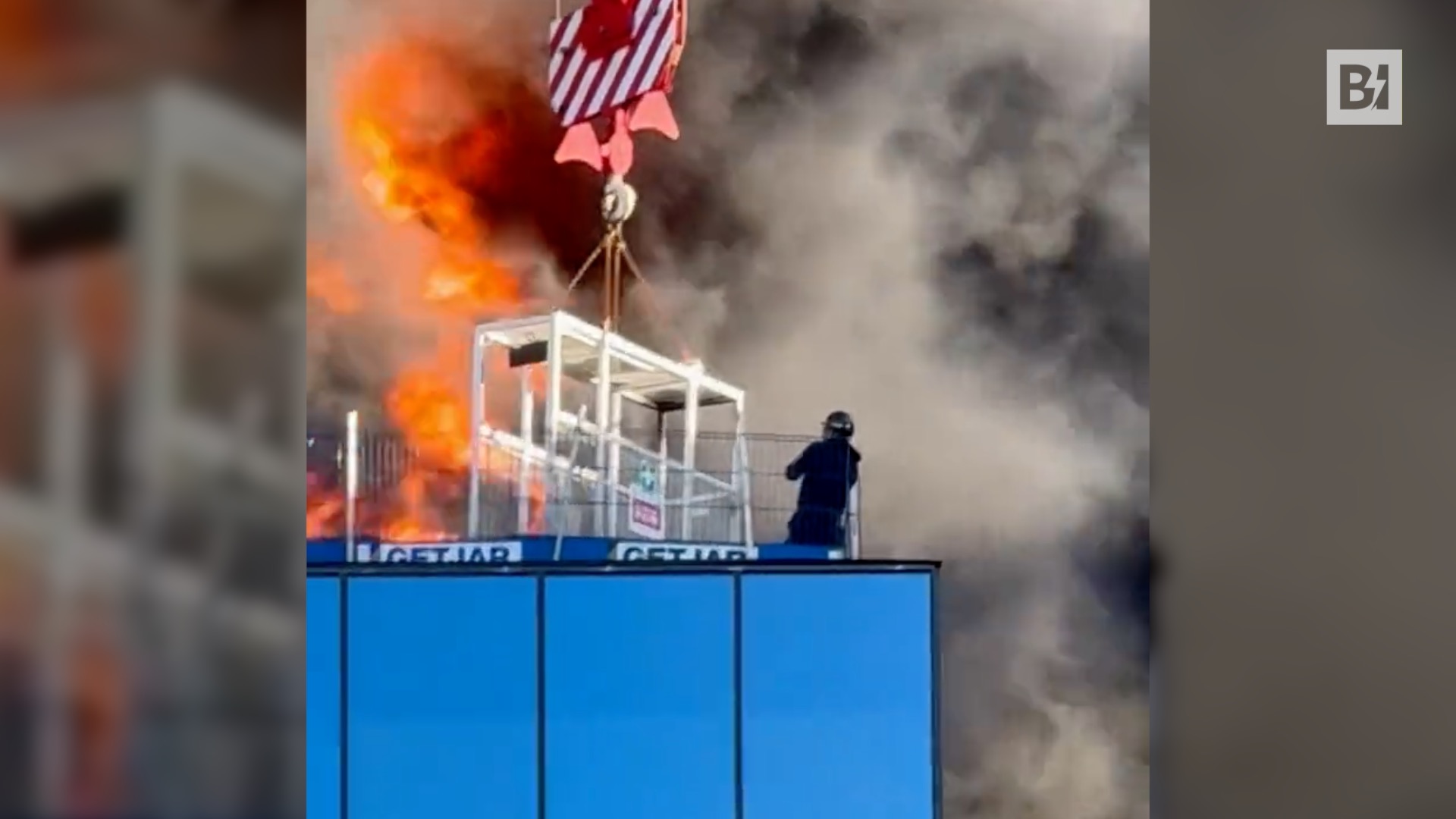 Atrapado en llamas sobre un rascacielos: rescate…