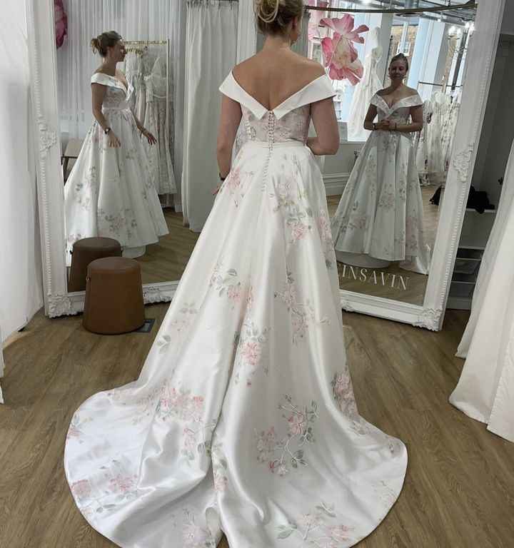 Se prueba el vestido de novia y el reflejo en el espejo es aterrador: esto es lo que ves