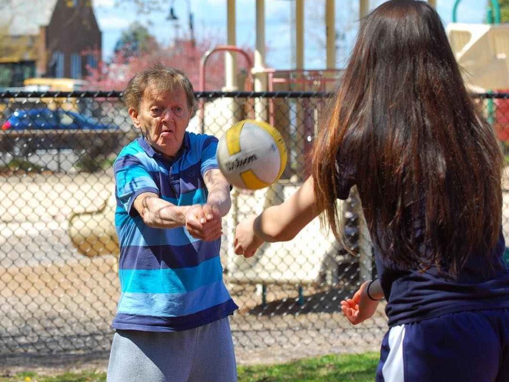 Confundió pintura con yogur y se convirtió en una estrella web: el abuelo Bobby ha muerto