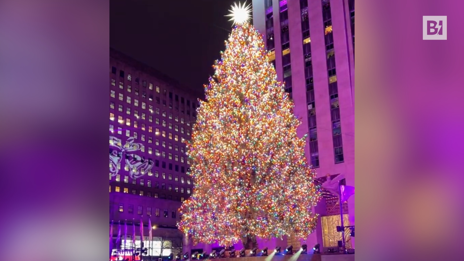 A New York è iniziato il Natale: acceso…