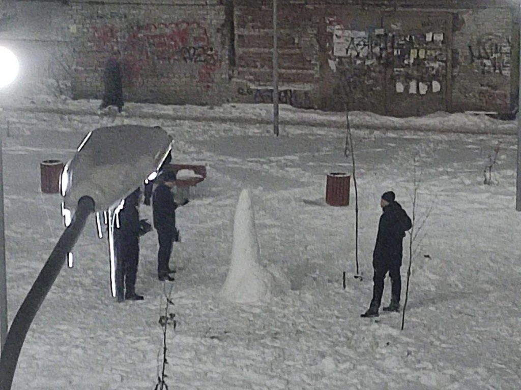 Ciudad invadida por gigantescos penes de nieve