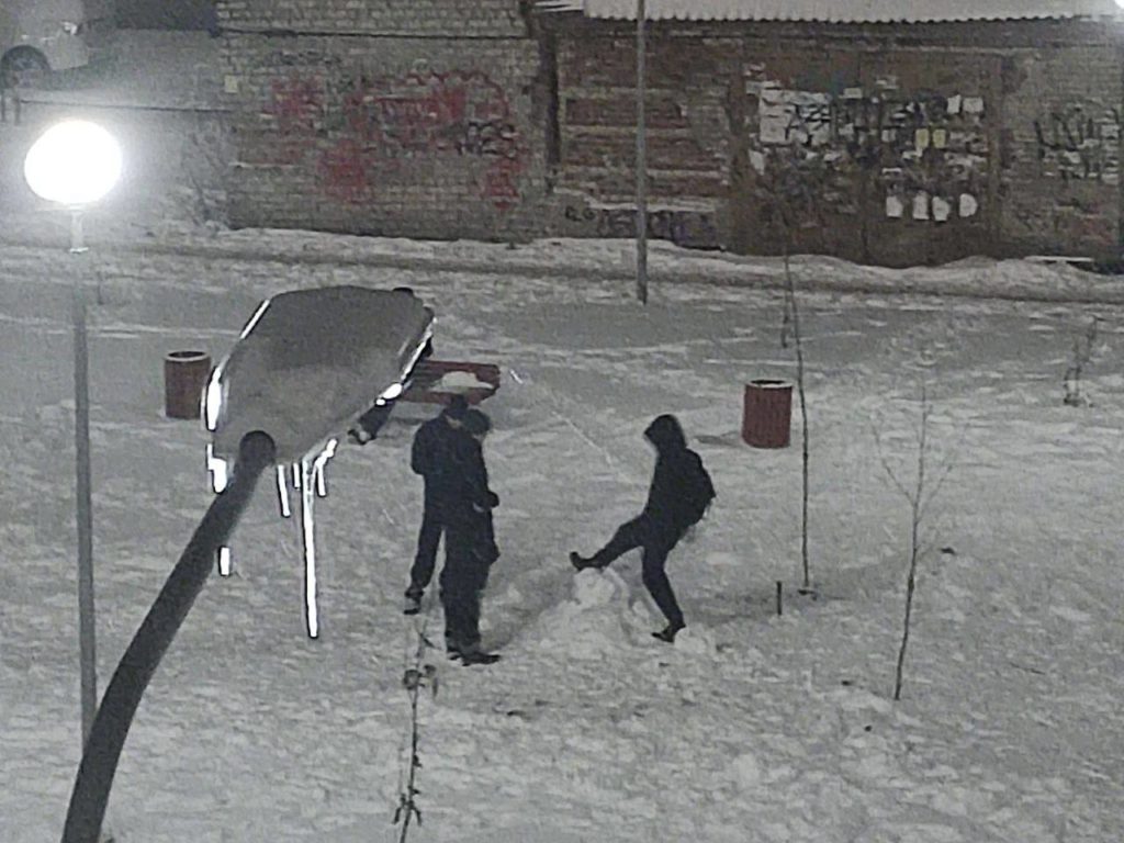 Ciudad invadida por gigantescos penes de nieve