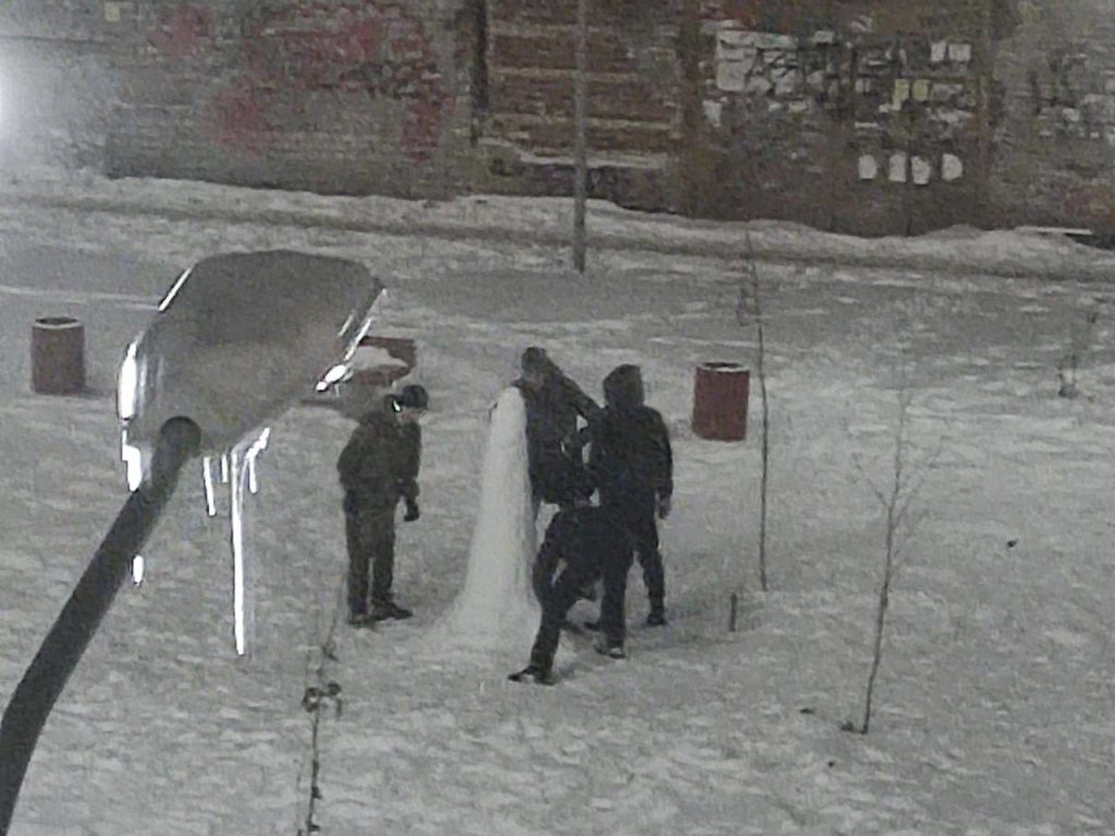 Ciudad invadida por gigantescos penes de nieve