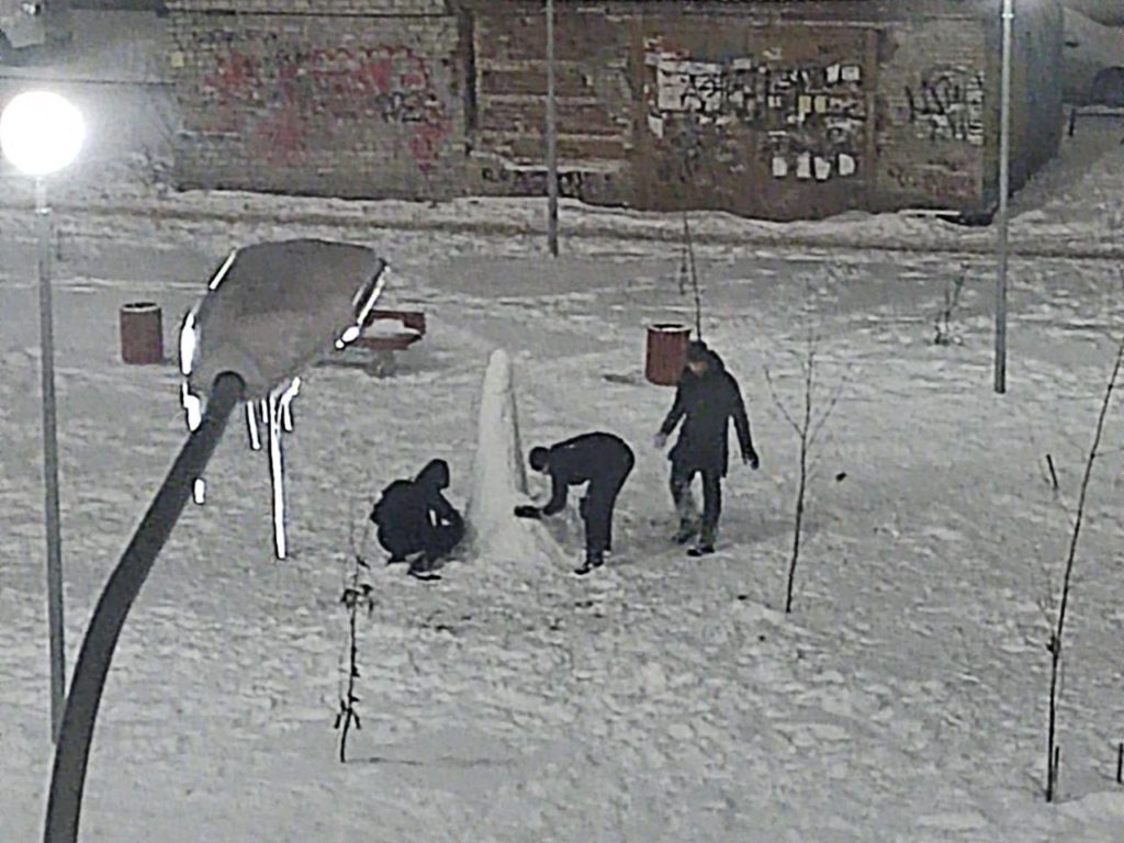 Ciudad invadida por gigantescos penes de nieve