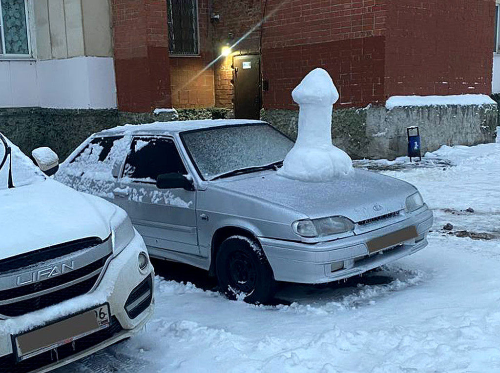 Ville envahie par de gigantesques pénis de neige