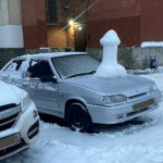 Città invasa da giganteschi peni di neve