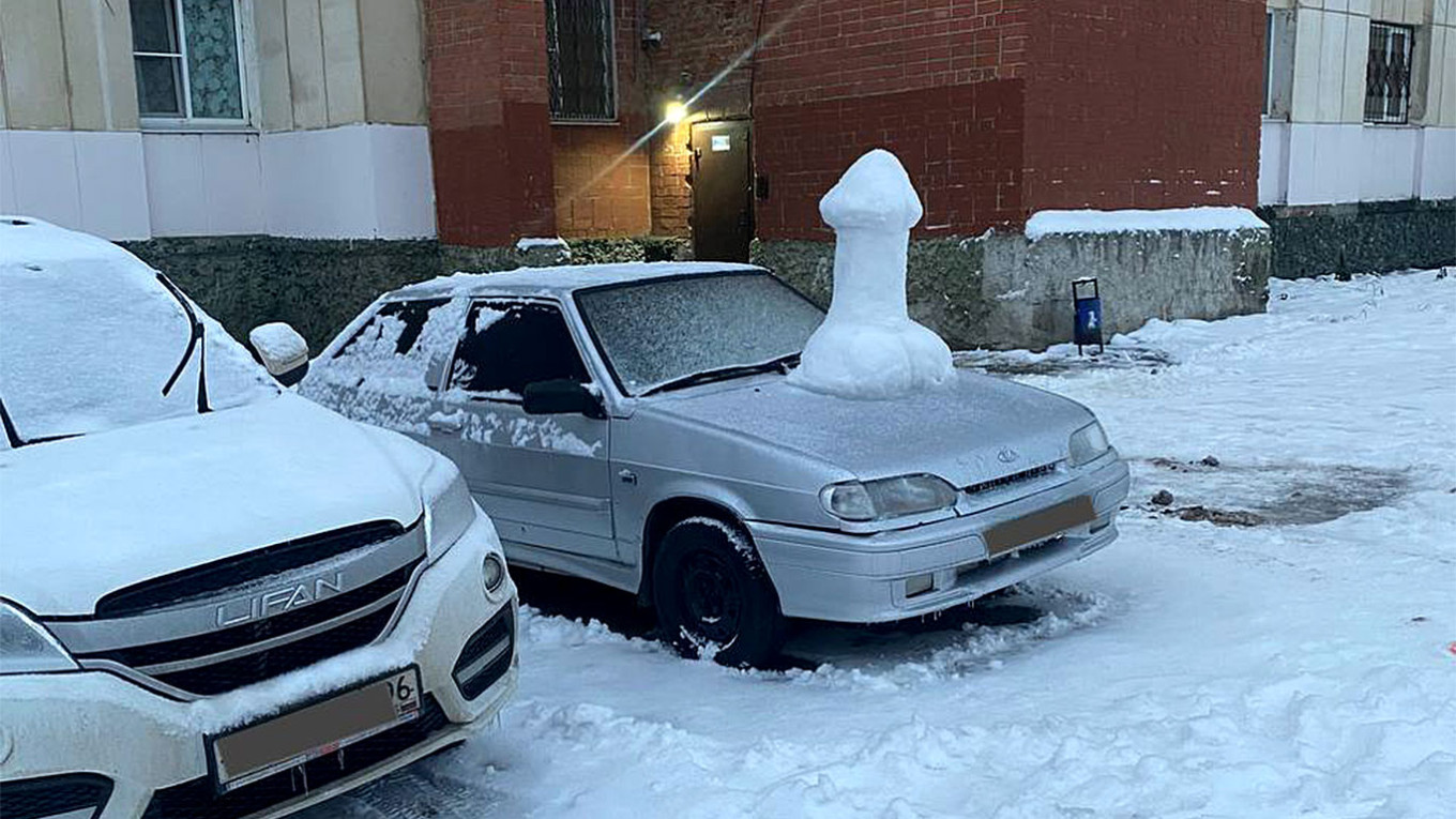 Ciudad invadida por gigantescos penes de nieve