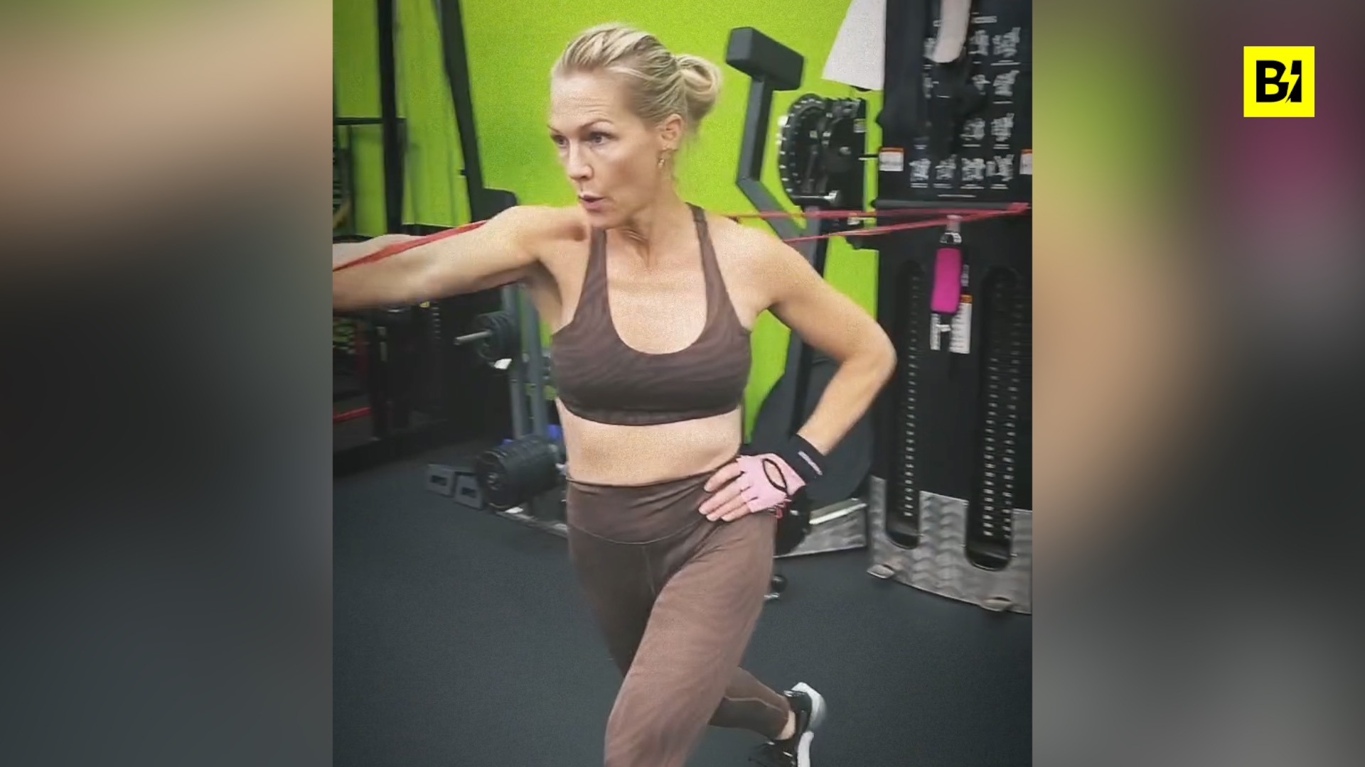 Jennie Garth in palestra, allenamento intenso per “Kelly”…