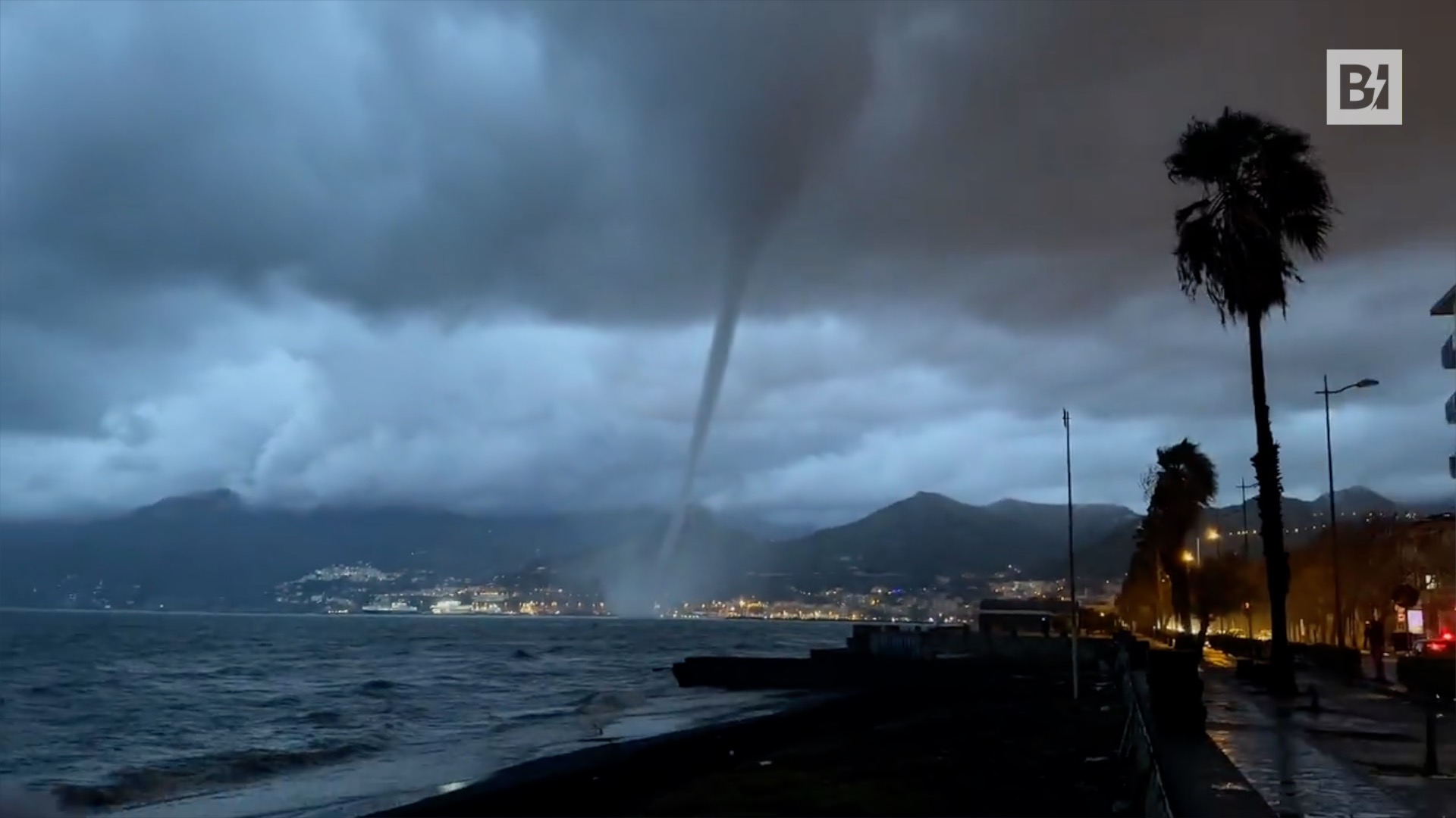 La espectacular tromba marina golpea Salerno