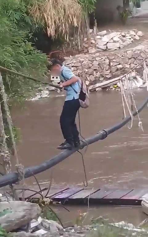 Niños haciendo equilibrios sobre una cuerda para cruzar un río lleno de cocodrilos e ir al colegio