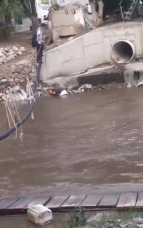 Kinder balancieren auf einem Seil, um einen Fluss voller Krokodile zu überqueren und zur Schule zu gehen