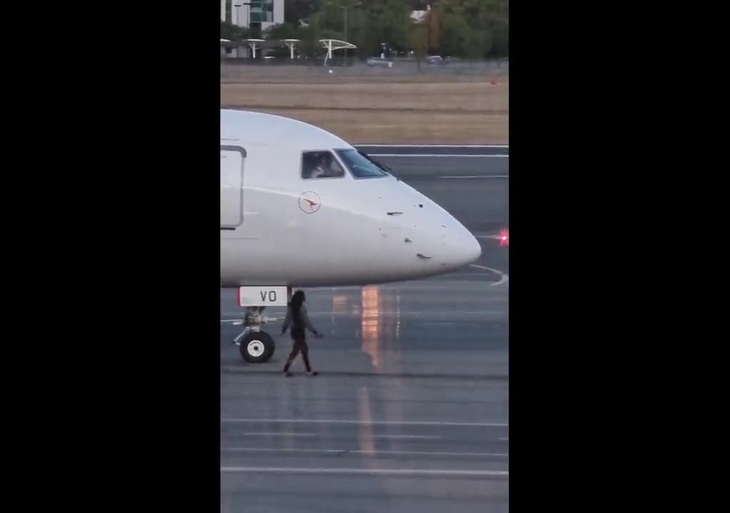 Pierde el vuelo e intenta detenerlo en la pista y es detenida: el video se vuelve viral