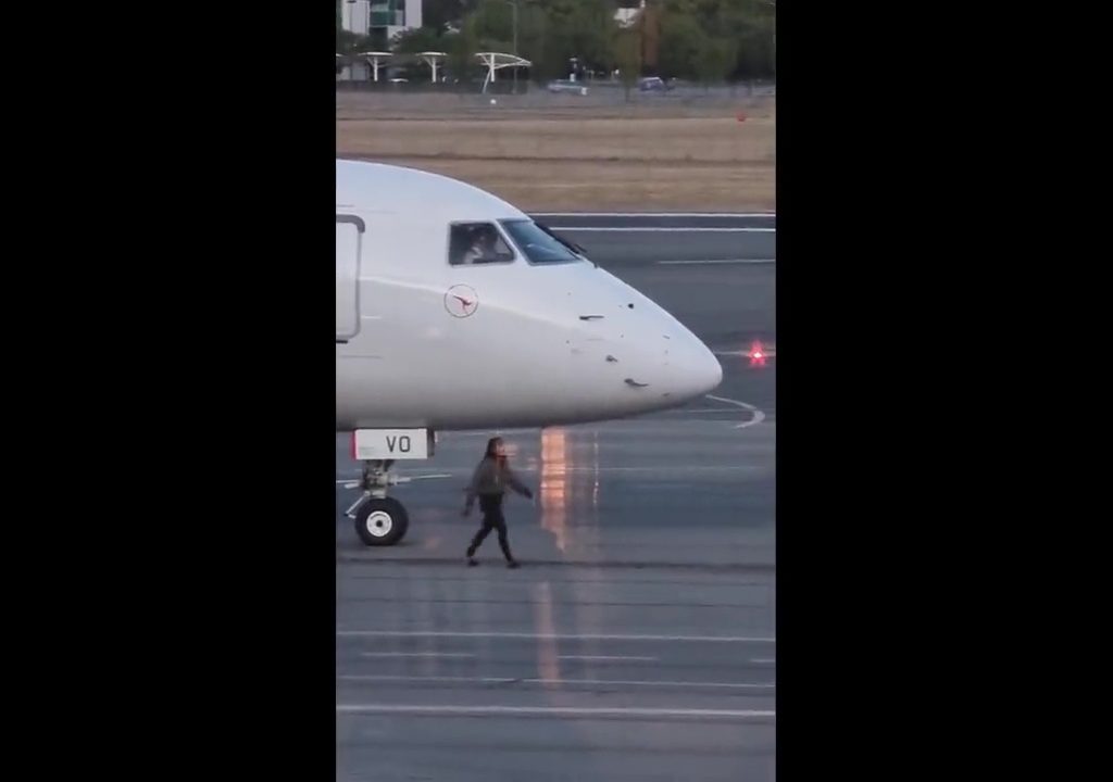 Sie verpasst den Flug, versucht ihn auf der Landebahn anzuhalten und wird verhaftet: Das Video geht viral