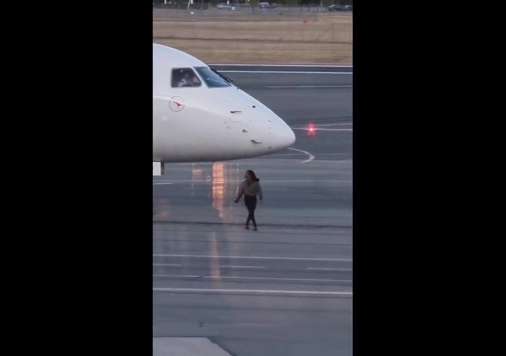 Pierde el vuelo e intenta detenerlo en la pista y es detenida: el video se vuelve viral