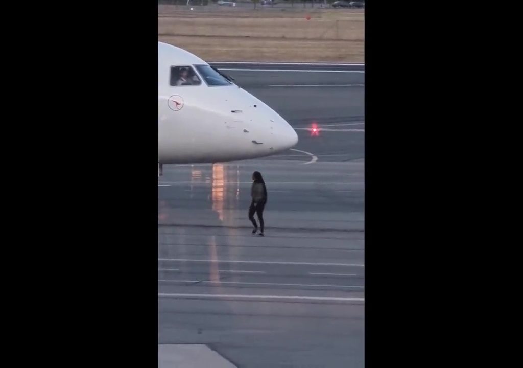 Sie verpasst den Flug, versucht ihn auf der Landebahn anzuhalten und wird verhaftet: Das Video geht viral